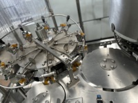 Machine de remplissage automatique de liquides Aim Technologies, 12 buses, pour bouteilles PET de 1000 ml, utilisation pour eau et boissons, contrôle PLC, cuve sous pression