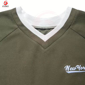 Camiseta Raglán de Cuello en V Personalizada de Alta Calidad con Logotipo Frontal, 100% Algodón, Corte Holgado para Hombre, Estilo Urbano, Color de Tela Personalizable - Product Image 3