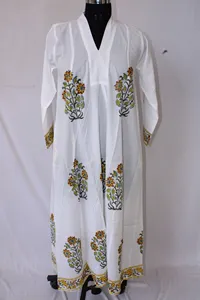 Elegante Vestido Largo Maxi Boho Blanco con Estampado Floral, Hecho a Mano en Algodón, con Cuello en V y Estampado Étnico - Product Image 3
