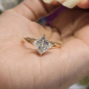Bague de fiançailles en moissanite taille princesse East West 2,00 CT, bague d'anniversaire solitaire carrée en or jaune 14 carats - Product Image 6