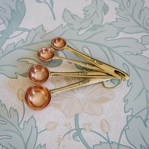 Juego de cucharas medidoras de latón dorado con anillo, diseño personalizado, juego de cucharas de latón de 4 piezas con diseño encajado y anillo. - Product Image 1