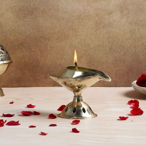 ที่จับทองเหลือง panch Aarti Diya ที่มีที่จับยาวสำหรับพิธีกรรมศักดิ์สิทธิ์ในบ้านวัดที่มีจำหน่ายในราคาขายส่ง - Product Image 2