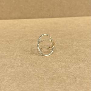 Bague élégante en or jaune 18 carats avec diamant rond naturel 0,22 carat et pierres latérales, bijoux fins classiques pour femme, mariage, fiançailles, fête - Product Image 4