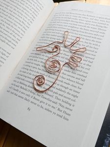 Atractivo marcapáginas de cobre con superficie finamente pulida para lectura de libros y accesorios educativos - Product Image 1