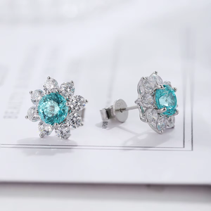 Pendientes clásicos de diamantes azules cultivados en laboratorio con corte redondo para mujer, con halo de diamantes blancos y diseño de estrella en la parte superior, de lujo. - Product Image 2