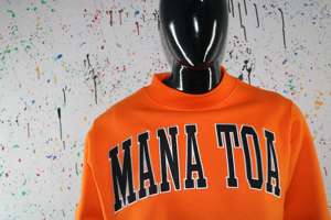 Sudadera MANA TOA ORANGE con Cuello Alto, 100% NEGRO, Apliques Bordados, Sudadera de Cuello Ancho con Hilos Finos - Product Image 4