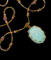 Collier artisanal en macramé avec pierre précieuse bleue, pendentif ovale facetté, cordon réglable multicolore, bijoux bohèmes pour femmes