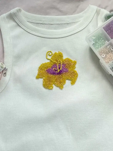 Débardeur côtelé blanc avec broderie florale jaune perlée, camisole en tricot sans manches, vêtement de mode féminine pour l'été - Product Image 1
