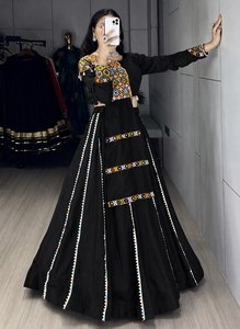Ensemble Lehenga Choli pour femme en rayonne et coton violet, avec broderies et travail de miroirs Gamthi, longueur ras du sol, séchage rapide, vêtement traditionnel indien - Product Image 2