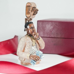 จี้โมอิสซาไนต์ รูปทรงสามมิติเคลือบเงา VVS ประดับเพชรแบบ Iced Out ชุบทอง เงินแท้ 925 สไตล์ฮิปฮอป แบบสั่งทำ - Product Image 2