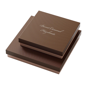 Boîte cadeau de luxe écologique faite à la main, personnalisée, avec base en papier et plateau en plastique transparent pour chocolats - Product Image 3