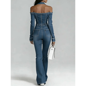 Mono vaquero acampanado con hombros descubiertos y cuello halter, con detalles de corte estilo moto, efecto moldeado y corte bootcut - Product Image 1