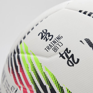 Ballons de football en cuir PU coloré et durable pour l'entraînement en salle, cousus à la machine, taille 3, modèle S-900, pour adultes, personnalisables, fabriqués au Pakistan - Product Image 5