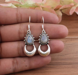 Boucles d'oreilles pendantes demi-lune en pierre de lune naturelle, argent sterling 925, bijoux de luxe pour femmes, pierre précieuse bleue scintillante, vente en gros - Product Image 4