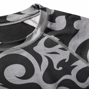 Camiseta Deportiva de Manga Larga para Hombre, Protección Solar UPF50+, Sublimada, de Secado Rápido, para Natación, Surf, Color Gris Negro con Estampado, 120g - Product Image 6