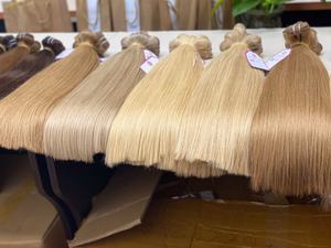 Venta al por mayor de cinta de pelo virgen recto de Vietnam marrón y cutículas rubias alineadas estilo ondulado natural - Product Image 4