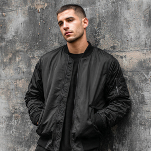 Blousons Bomber Homme à Fermeture Éclair avec Poches sur les Manches, Col Rond, Blouson Bomber en Satin, Blouson Bomber d'Hiver Imperméable pour Homme - Product Image 1
