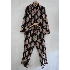 Ensemble de pyjama en coton pour femmes, imprimé floral à la main, ensemble de vêtements de détente et de nuit doux - Product Image 3