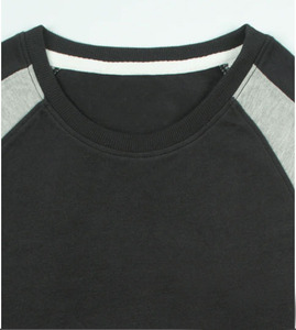 Camiseta Negra de Manga Raglán para Hombre con Ribete en Contraste Gris, Cuello Redondo, Corte Regular Informal, Diseño de Color Sólido en Algodón Tejido - Product Image 2