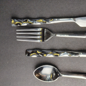 Ensemble de couverts en 4 pièces avec incrustation de motif écaille de tortue, comprenant un couteau à dîner, une fourchette à dîner, une cuillère à soupe et une cuillère à café - Product Image 3