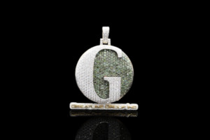 Collier pendentif hip-hop personnalisé en moissanite glacée octogonale avec chiffres romains par The For Legacy - Product Image 3