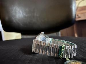 Montre à quartz pour homme en acier inoxydable avec cadran anglais écrit à la main, affichage de la date, boîtier rond et chaîne en métal - Product Image 2