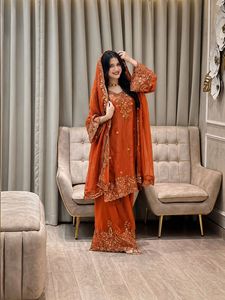 Ensemble prêt-à-porter entièrement cousu en soie Nc Moss avec broderie de fil de créateur, travail de sequins et de Zari, comprenant un haut, un pantalon Plazzo et une dupatta. - Product Image 4