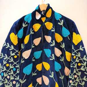 Chaqueta de Terciopelo Azul Hecha a Mano con Diseño de Jardín Encantador, Chaqueta Bohemia Bordada con Corazones, Cárdigan Artesanal Bordado - Product Image 5