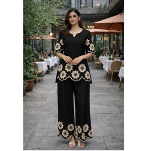 Collection haut de gamme de tenues coordonnées noires à manches longues pour femmes, pour le bureau et les soirées, disponibles à bas prix. - Product Image 1