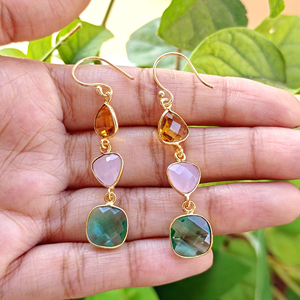 Pendientes colgantes de calcedonia multicolor al por mayor con tres piedras, corte a cuadros, engaste de bisel, gancho, chapados en oro de 18k, joyería para mujer - Product Image 3