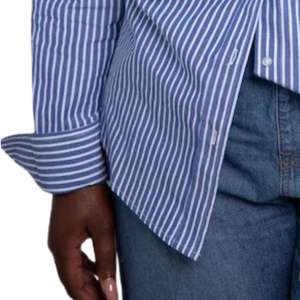 Camisa de Botones a Rayas Azules y Blancas Zeta Phi Beta para Mujer, Top de Algodón Casual y Formal con Letras Griegas Bordadas - Product Image 4