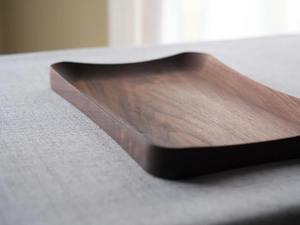 Bandeja de Madera 3D v2 Hecha a Mano de Nogal Negro con Curvas Elegantes y Acabado de Aceite de Tung Seguro para Alimentos - Product Image 3