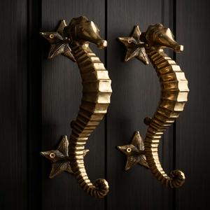 Un Par de Tiradores de Puerta de Latón Macizo con Diseño de Caballito de Mar, Acabado en Latón Antiguo y Color Oro Antiguo, Diseño Superior - Product Image 2