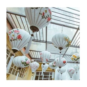 Lanternes en soie vietnamiennes pour événements-Décoration intérieure-extérieure // Mme Beatrix - Product Image 1