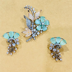 Parure de bijoux de mariage tendance vintage en laiton plaqué or rose et noir, avec pendentif médaillon victorien vert émeraude et boucles d'oreilles - Product Image 3