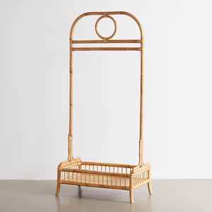 Estante de exhibición de ropa de ratán, perchero de madera de caña tejido a mano, precio competitivo, barra de ropa natural - Product Image 1