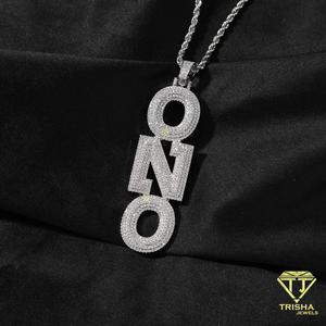 Pendentif personnalisé en moissanite de luxe avec nom, arrangement vertical des lettres, entièrement étincelant - Product Image 2