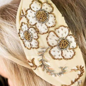 Diadema beige con nudos y bordados al por mayor para mujer, accesorio floral de seda para el cabello, ideal para invitadas de boda, tocado hecho a mano con cuentas. - Product Image 1