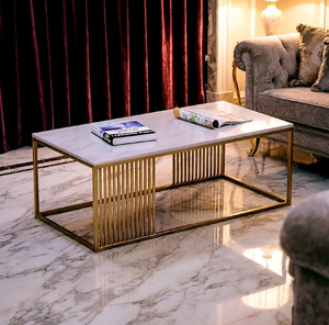 Table basse rectangulaire en marbre blanc, supportée par un élégant cadre en laiton, disponible à prix de gros. - Product Image 1