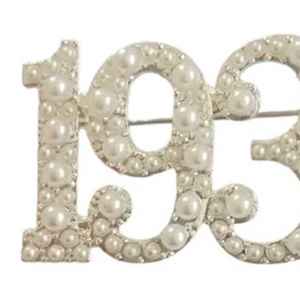 Broche vintage 1938 avec perles et strass, style numéro, accessoire de mode pour femmes et hommes - Product Image 3