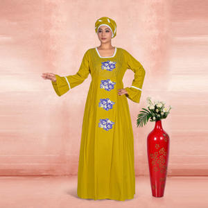 Kaftan brodé en rayonne avec un motif de pointeau détaillé, des motifs floraux imposants, des manches évasées douces et une longueur élégante jusqu'au sol. - Product Image 5