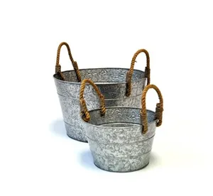 Jardinière décorative galvanisée pour l'intérieur ou l'extérieur avec poignées vintage pour arrangements floraux dans les cuisines, les salons et les patios - Product Image 1