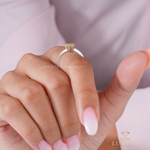 Bague minimaliste en or jaune massif avec diamant ovale certifié IGI, bande pavée en métal bicolore, solitaire minimaliste pour tous les jours - Product Image 3