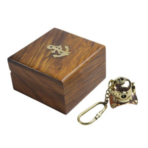 Llavero Decorativo con Diseño Náutico y Acabado Dorado, con Caja de Madera Color Marrón - Product Image 4