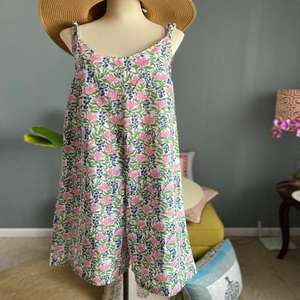 เดรสสีเขียวชมพูพิมพ์ลายบล็อก  ความยาวปานกลาง  ชุดฤดูร้อน  ลายพิมพ์บล็อกด้วยมือ  สายปรับได้  ซักได้  แฟชั่นรีสอร์ท  เสื้อคลุมสไตล์อินเดีย - Product Image 1