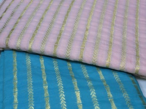 Tissu Modal Banarasi avec des rayures horizontales tissées en Zari doré et un tissage à motifs - Product Image 4