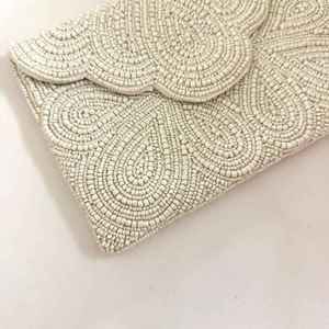 Pochette en lin perlé motif canne à sucre et agneau, style élégant pour femme, idéale pour les fêtes de Noël, fermeture à rabat, imperméable, faite à la main - Product Image 4
