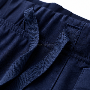 Ensemble de tenue médicale légère en tissu sergé avec taille élastique, cordon de serrage et multiples poches, sans logo, doux et confortable pour le personnel. - Product Image 5