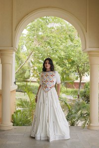Lehenga Choli Blanco para Mujer, Estilo Noche de Baile Navratri, con Adornos de Perlas, de Algodón, para Festivales, Disponible, Último Diseño, Multicolor - Product Image 5