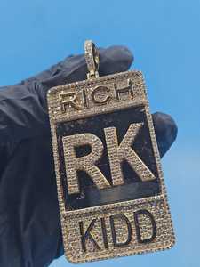 จี้เพชรทรงตัวอักษร RK รุ่น Luxury Rich Kidd เงินแท้ 925 ชุบทอง 18K ประดับเพชรโมอิสซาไนต์ทรงเหลี่ยมเจียระไนแบบ Brilliant Cut ดีไซน์แบบ Claw Setting สไตล์ฮิปฮอป - Product Image 3